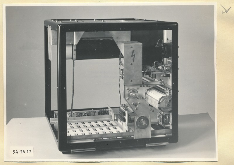 Spektrometer 3-12cm, Typ Nr. 08.84002.1, Gestell von links, Foto 1954 (www.industriesalon.de CC BY-SA)