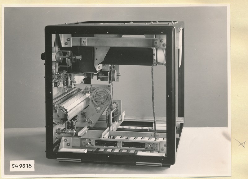 Spektrometer 3-12cm, Typ Nr. 08.84002.1, Gestell von rechts, Foto 1954 (www.industriesalon.de CC BY-SA)