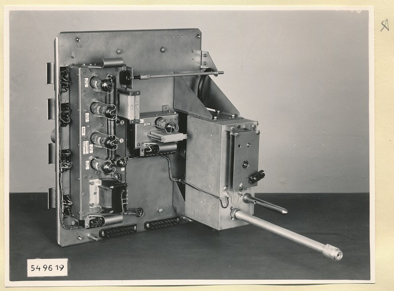 Spektrometer 3-12cm, Einschub Typ Nr. 08.84002.1 von links, Foto 1954 (www.industriesalon.de CC BY-SA)