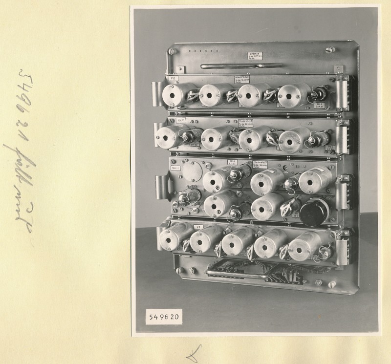 Spektrometer 3-12cm, Einschub Typ Nr. 08.84002.1 von rechts, Foto 1954 (www.industriesalon.de CC BY-SA)