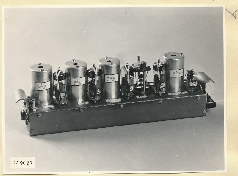 Spektrometer 3-12cm, Signal Z-F-Verstärker S.-Nr. ..16461.1Draufsicht, Foto 1954 (www.industriesalon.de CC BY-SA)