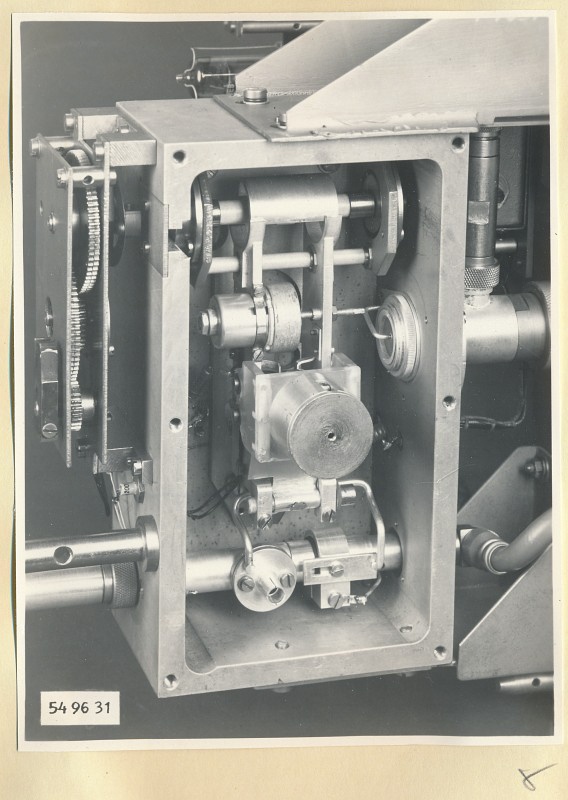 Spektrometer 3-12cm, Oszillator geöffnet, Foto 1954 (www.industriesalon.de CC BY-SA)