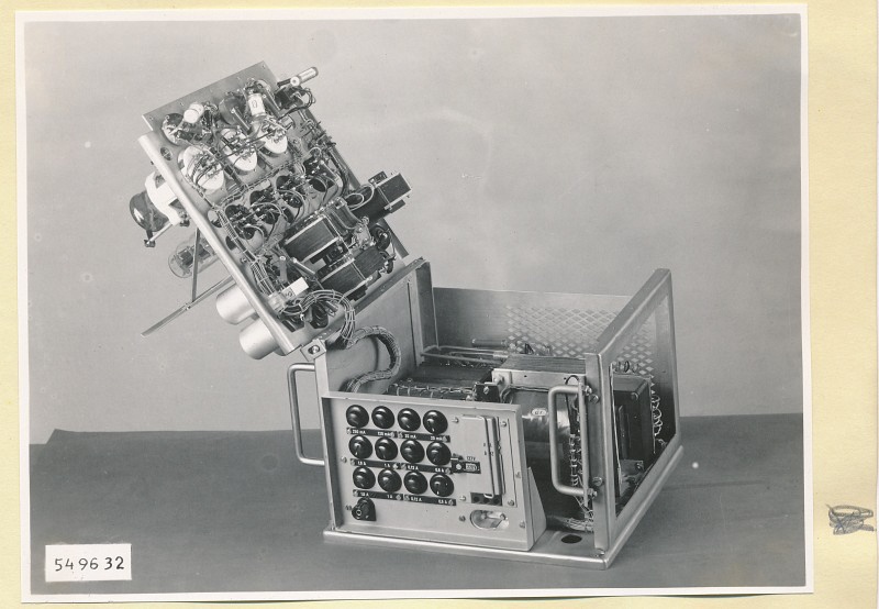 Spektrometer 3-12cm, Netzgerät geöffnet, Foto 1954 (www.industriesalon.de CC BY-SA)