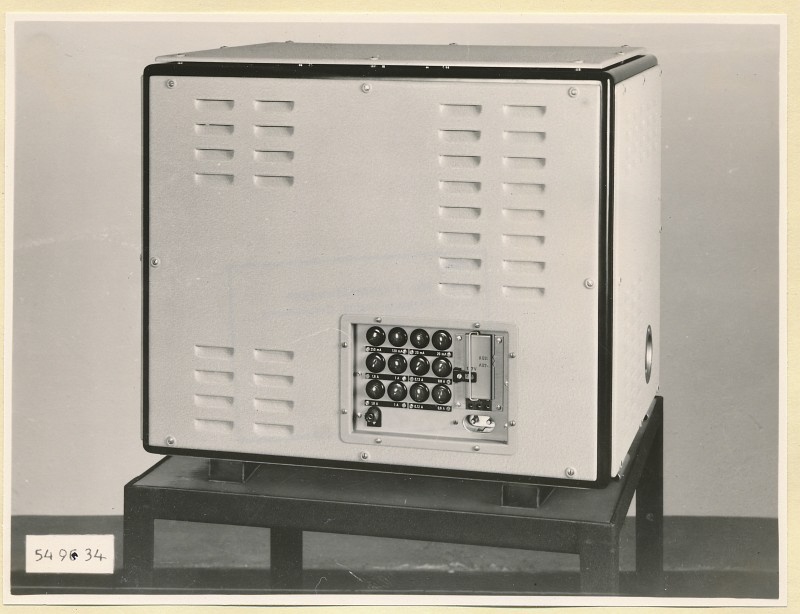 Spektrometer Typ Nr. 08.84002.1, , Rückseite geschlossen, Foto 1954 (www.industriesalon.de CC BY-SA)