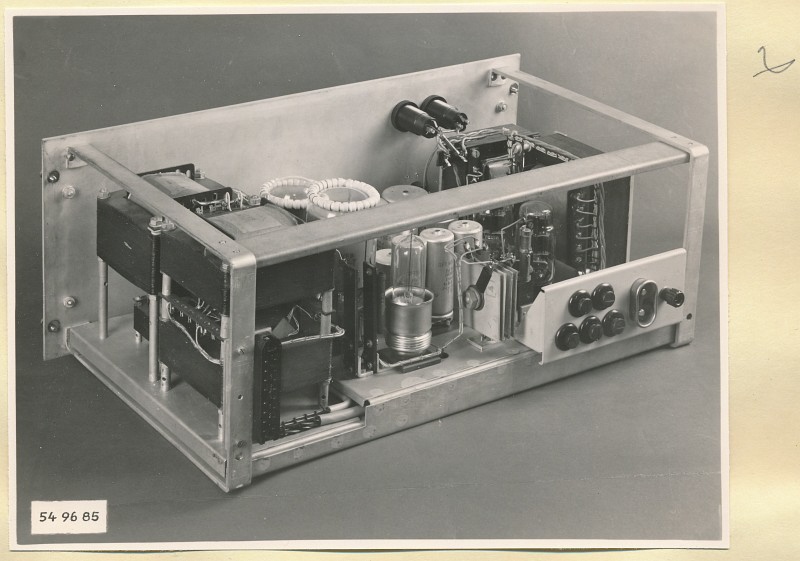 Schmalbandmessverstärker, Netzteil Rückansicht, Foto 1954 (www.industriesalon.de CC BY-SA)