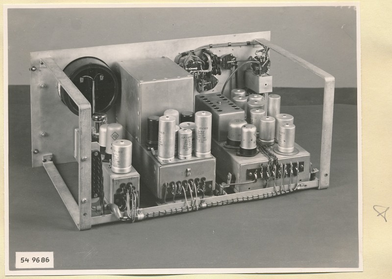Schmalbandmessverstärker, Verstärker vorn, Foto 1954 (www.industriesalon.de CC BY-SA)