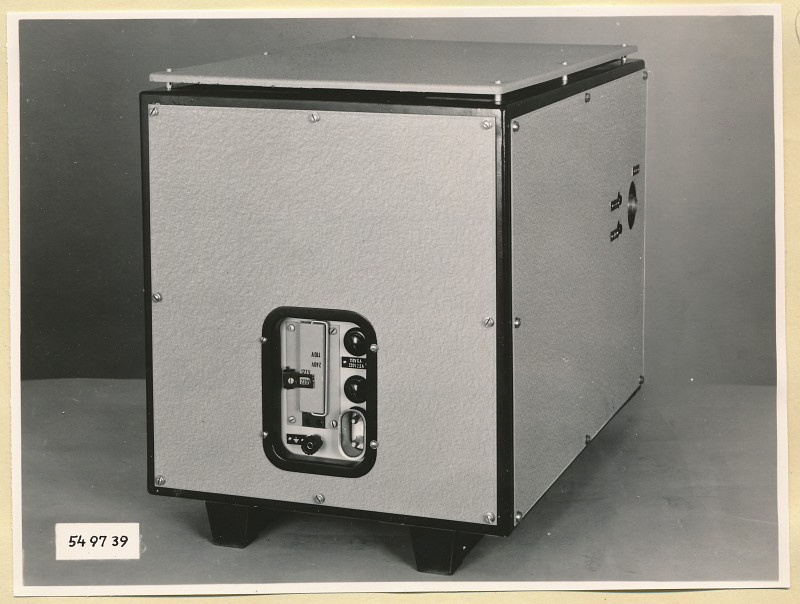 Rechteckwellenprüfanlage Typ Nr. 06.02100.1, Rückseite geschlossen, Foto 1954 (www.industriesalon.de CC BY-SA)