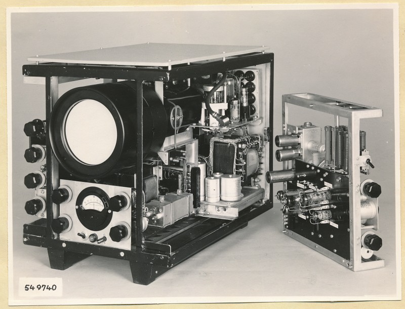 Rechteckwellenprüfanlage Typ Nr. 06.02100.1, linke Seite geöffnet, Foto 1954 (www.industriesalon.de CC BY-SA)