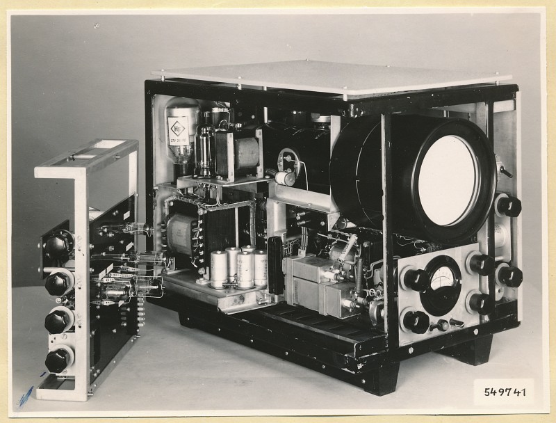 Rechteckwellenprüfanlage Typ Nr. 06.02100.1, rechte Seite geöffnet, Foto 1954 (www.industriesalon.de CC BY-SA)