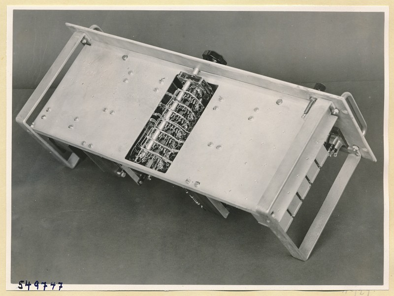 Terzfilter Typ Nr. 06.49010.1, Einschub Unterseite, Foto 1954 (www.industriesalon.de CC BY-SA)