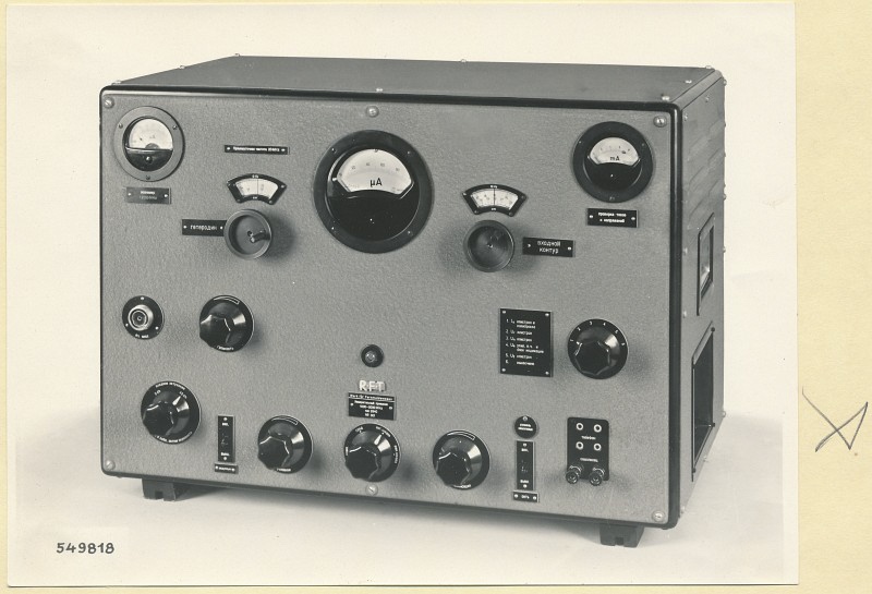 Überlagerungsmessempfänger Typ HF 2840, Frontseite geschlossen, Foto 1954 (www.industriesalon.de CC BY-SA)
