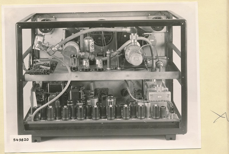 Überlagerungsmessempfänger Typ HF 2840, Rückseite geöffnet , Foto 1954 (www.industriesalon.de CC BY-SA)