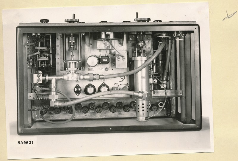 Überlagerungsmessempfänger Typ HF 2840, Draufsicht geöffnet, Foto 1954 (www.industriesalon.de CC BY-SA)
