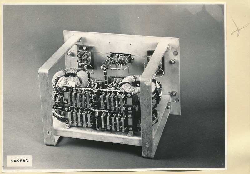 Terzfilter 3,2-3,6 KHz Typ Nr. 06.49012.1, Rückseite geöffnet, Foto 1954 (www.industriesalon.de CC BY-SA)