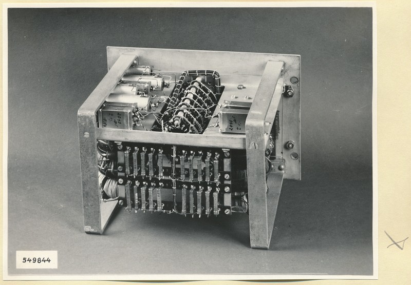 Terzfilter 3,2-3,6 KHz,Typ Nr. 06.49012.1, Unterseite geöffnet, Foto 1954 (www.industriesalon.de CC BY-SA)