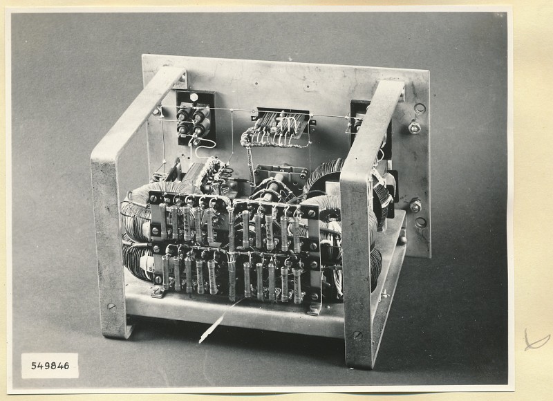 Terzfilter 320 MHz -3,6 KHz Typ Nr. 06.49011.1, Rückseite geöffnet, Foto 1954 (www.industriesalon.de CC BY-SA)
