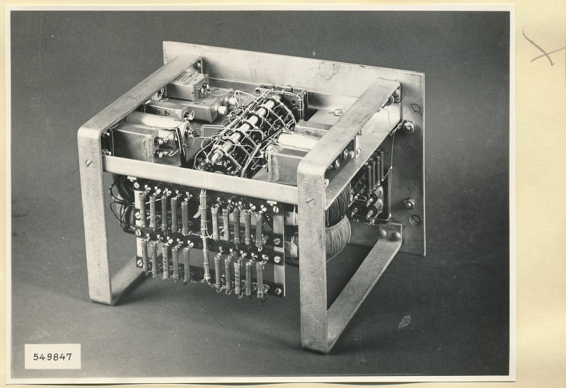 Terzfilter 320 MHz -3,6 KHz Typ Nr. 06.49011.1, Unterseite, Foto 1954 (www.industriesalon.de CC BY-SA)