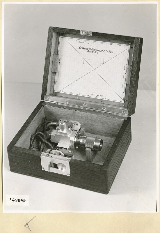 Wellenmesser 3 cm Typ Nr. 06.84003.1, im Kasten, Foto 1954 (www.industriesalon.de CC BY-SA)