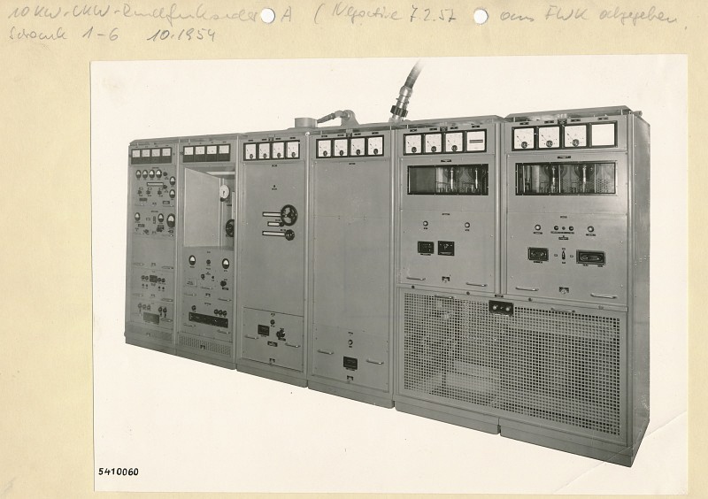 10-KW-UKW-Rundfunksender A Typ Nr. G 506, Schrank 1-6, Frontseite, Foto 1954 (www.industriesalon.de CC BY-SA)