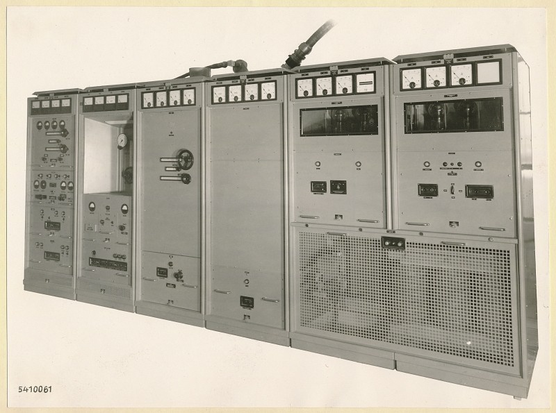 10-KW-UKW-Rundfunksender B Typ Nr. G 506, Schrank 1-6, Frontseite, Foto 1954 (www.industriesalon.de CC BY-SA)