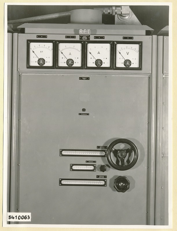 10-KW-UKW-Rundfunksender Typ Nr. G 506, Schrank 3 oben, Foto 1954 (www.industriesalon.de CC BY-SA)