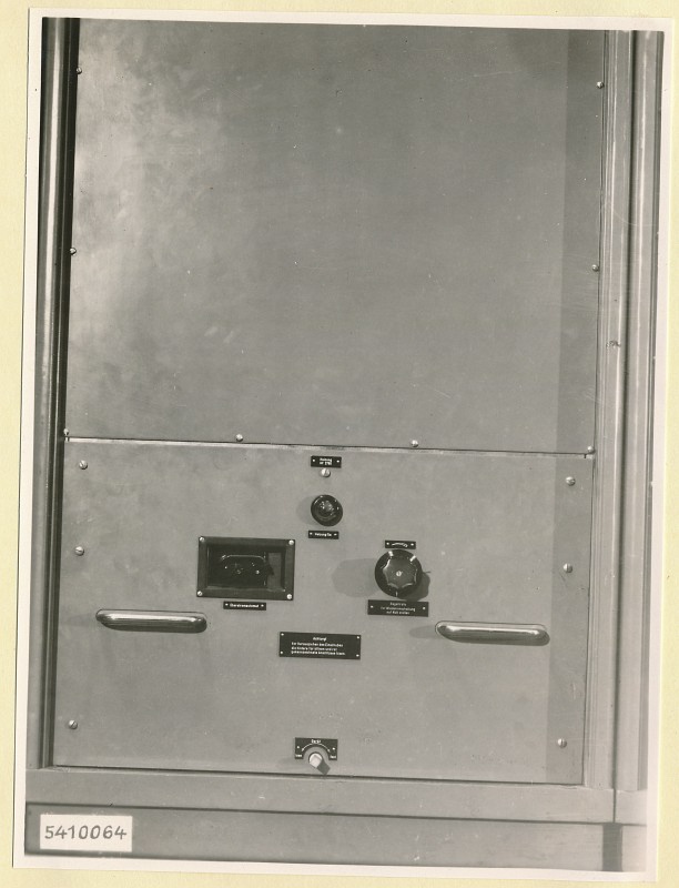 10-KW-UKW-Rundfunksender Typ Nr. G 506, Schrank 3 unten, Foto 1954 (www.industriesalon.de CC BY-SA)