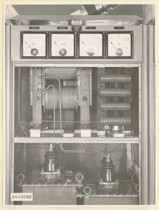10-KW-UKW-Rundfunksender Typ Nr. G 506, Schrank 4 oben offen, Foto 1954 (www.industriesalon.de CC BY-SA)