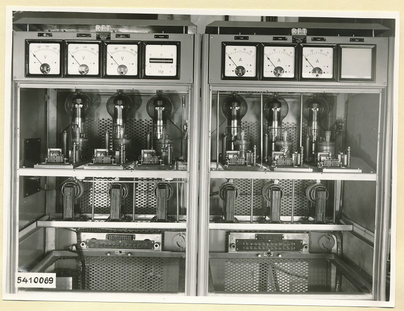10-KW-UKW-Rundfunksender Typ Nr. G 506, Schrank 5 + 6 oben offen, Foto 1954 (www.industriesalon.de CC BY-SA)