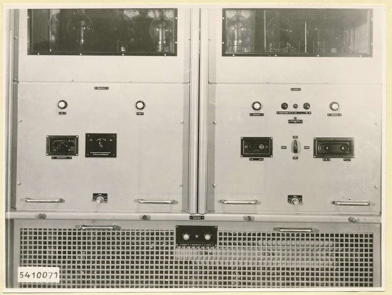 10-KW-UKW-Rundfunksender Typ Nr. G 506, 5 + 6 Netzgerät Front, Foto 1954 (www.industriesalon.de CC BY-SA)