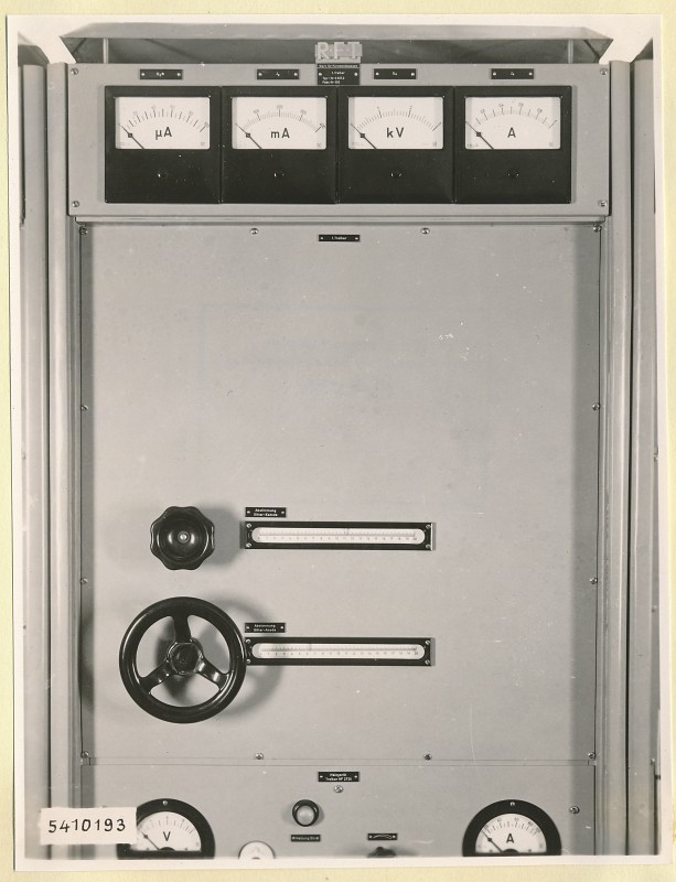 10-KW-Fernsehsender Schrankgruppe B2 oben,  Frontseite geschlossen, Foto 1954 (www.industriesalon.de CC BY-SA)