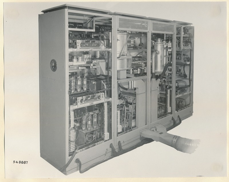 Fernsehsender, Schrankkombination, Rückseite geöffnet, Foto 1954 (www.industriesalon.de CC BY-SA)