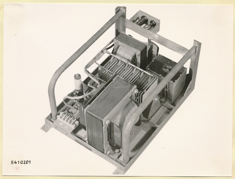 10-KW-Fernsehsender Schrank B1 Einschub  Heizgleichrichter , Foto 1954 (www.industriesalon.de CC BY-SA)