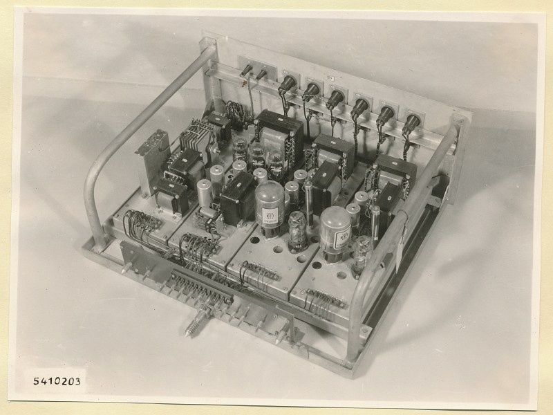 10-KW-Fernsehsender Schrank B1 Einschub Steuersender Stromversorgung, Foto 1954 (www.industriesalon.de CC BY-SA)