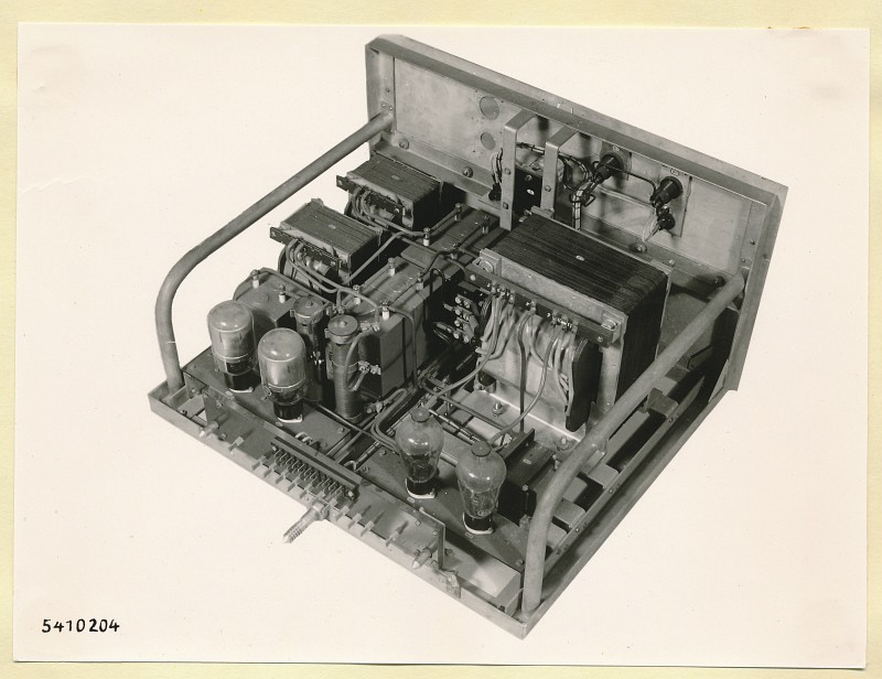 10-KW-Fernsehsender Schrank B1 Einschub Steuersender Endstufe Stromversorgung, Foto 1954 (www.industriesalon.de CC BY-SA)
