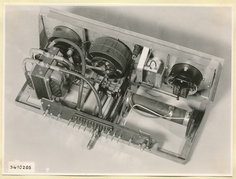10-KW-Fernsehsender Schrank B2 Einschub Heizgerät Typ HF 2730,, Foto 1954 (www.industriesalon.de CC BY-SA)