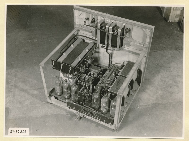 10-KW-Fernsehsender Schrank B2 Einschub Anodengleichrichter, Foto 1954 (www.industriesalon.de CC BY-SA)