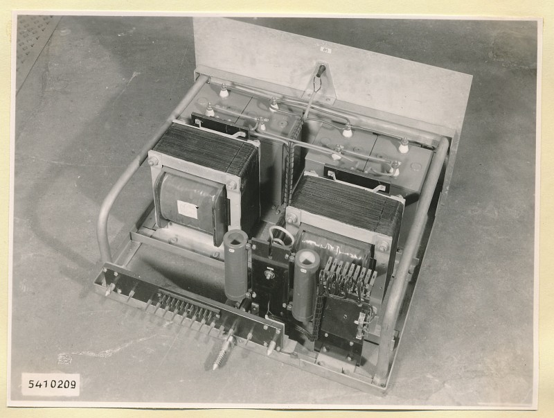 10-KW-Fernsehsender Schrank B3 Einschub Siebkette, Foto 1954 (www.industriesalon.de CC BY-SA)