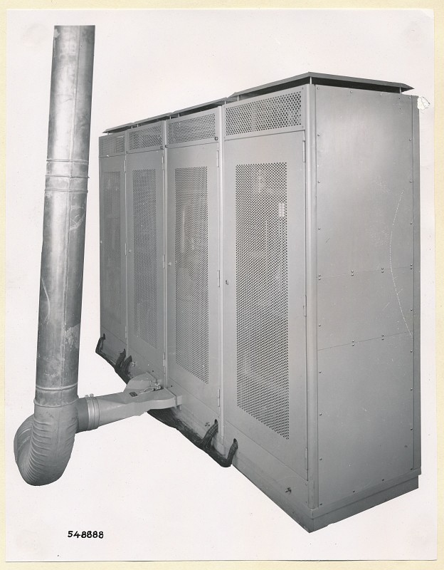 Fernsehsender , Schrankkombination, Rückseite geschlossen, Foto 1954 (www.industriesalon.de CC BY-SA)