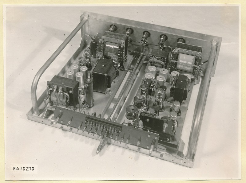 10-KW-Fernsehsender Schrank B4 Einschub Netzgerät, Modulverstärker, Foto 1954 (www.industriesalon.de CC BY-SA)