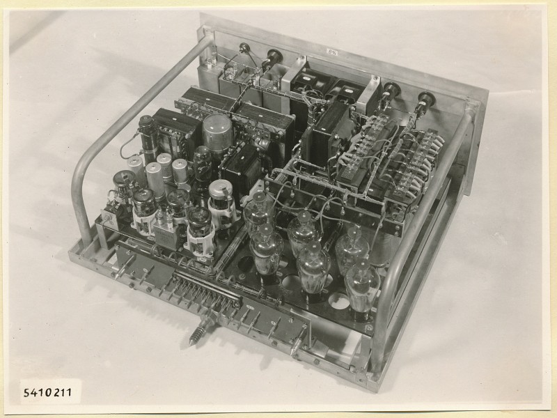 10-KW-Fernsehsender Schrank B4 Einschub Netzgerät, Modulverstärker Endstufe, Foto 1954 (www.industriesalon.de CC BY-SA)