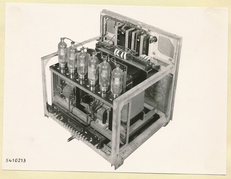 10-KW-Fernsehsender Schrank B4 Einschub Anodengleichrichter, Foto 1954 (www.industriesalon.de CC BY-SA)