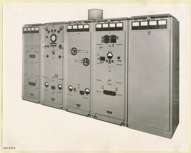 10-KW-Fernsehsender Schrankgruppe B5 - B9, Frontansicht geschlossen, Foto 1954 (www.industriesalon.de CC BY-SA)