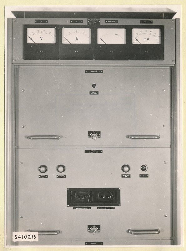 10-KW-Fernsehsender Schrank B5 oben, Frontseite geschlossen, Foto 1954 (www.industriesalon.de CC BY-SA)