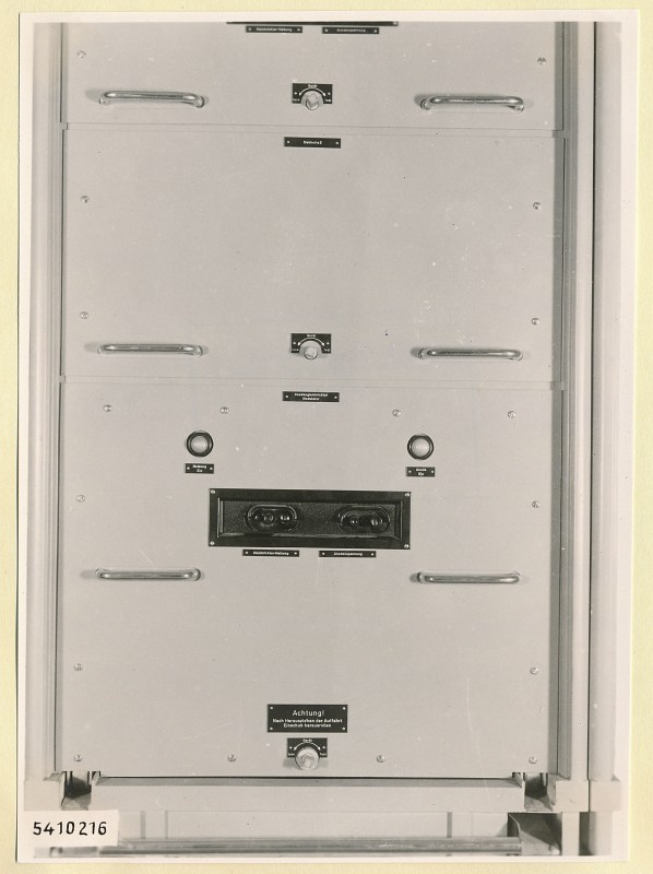 10-KW-Fernsehsender Schrank B5 unten, Frontseite geschlossen, Foto 1954 (www.industriesalon.de CC BY-SA)