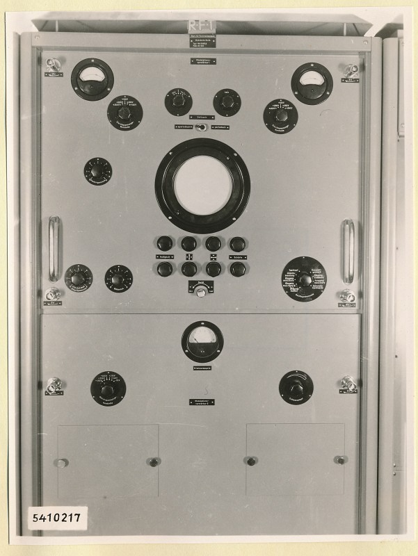 10-KW-Fernsehsender Schrank B6 oben, Frontseite geschlossen, Foto 1954 (www.industriesalon.de CC BY-SA)