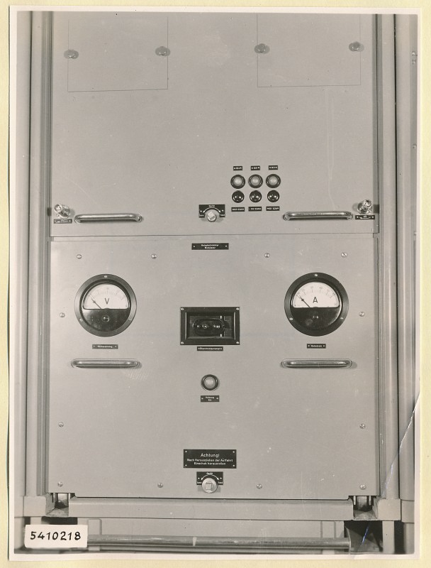 10-KW-Fernsehsender Schrank B6 unten, Frontseite geschlossen, Foto 1954 (www.industriesalon.de CC BY-SA)