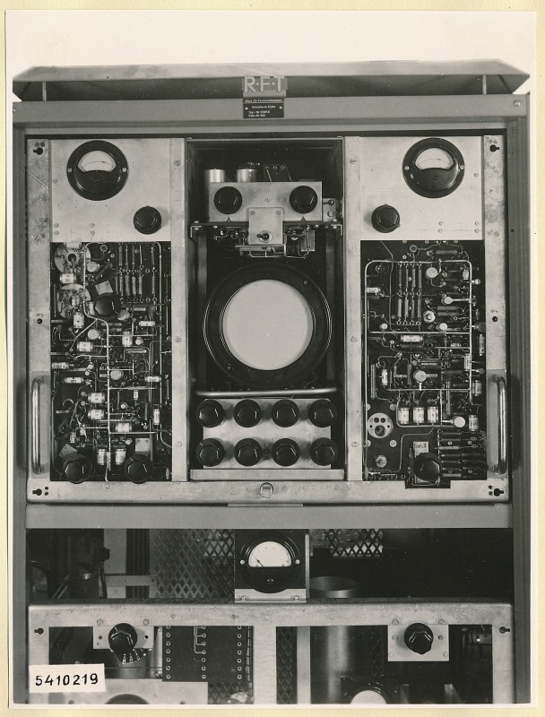 10-KW-Fernsehsender Schrank B6 oben, Frontseite geöffnet, Foto 1954 (www.industriesalon.de CC BY-SA)