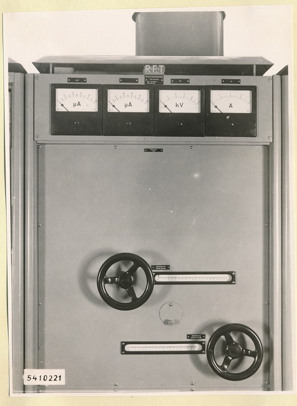 10-KW-Fernsehsender Schrank B7 oben, Frontseite geschlossen, Foto 1954 (www.industriesalon.de CC BY-SA)