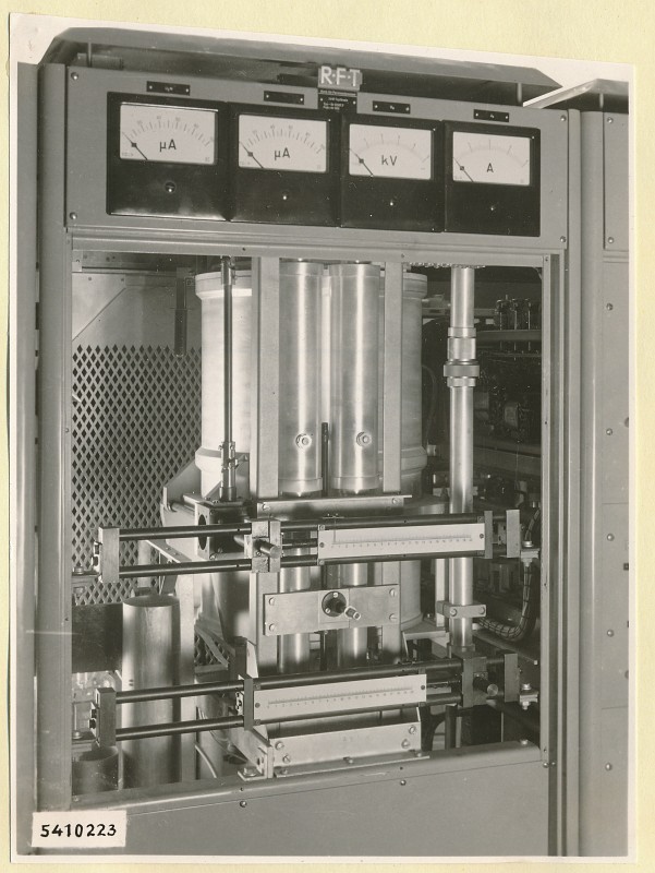 10-KW-Fernsehsender Schrank B7 oben, Frontseite geöffnet, Foto 1954 (www.industriesalon.de CC BY-SA)