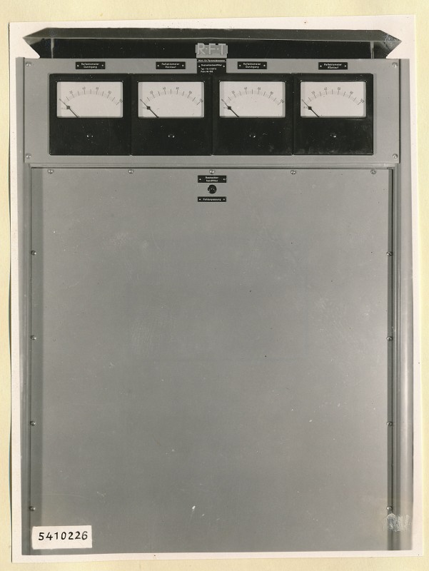 10-KW-Fernsehsender Schrank B9, Frontseite geschlossen, Foto 1954 (www.industriesalon.de CC BY-SA)